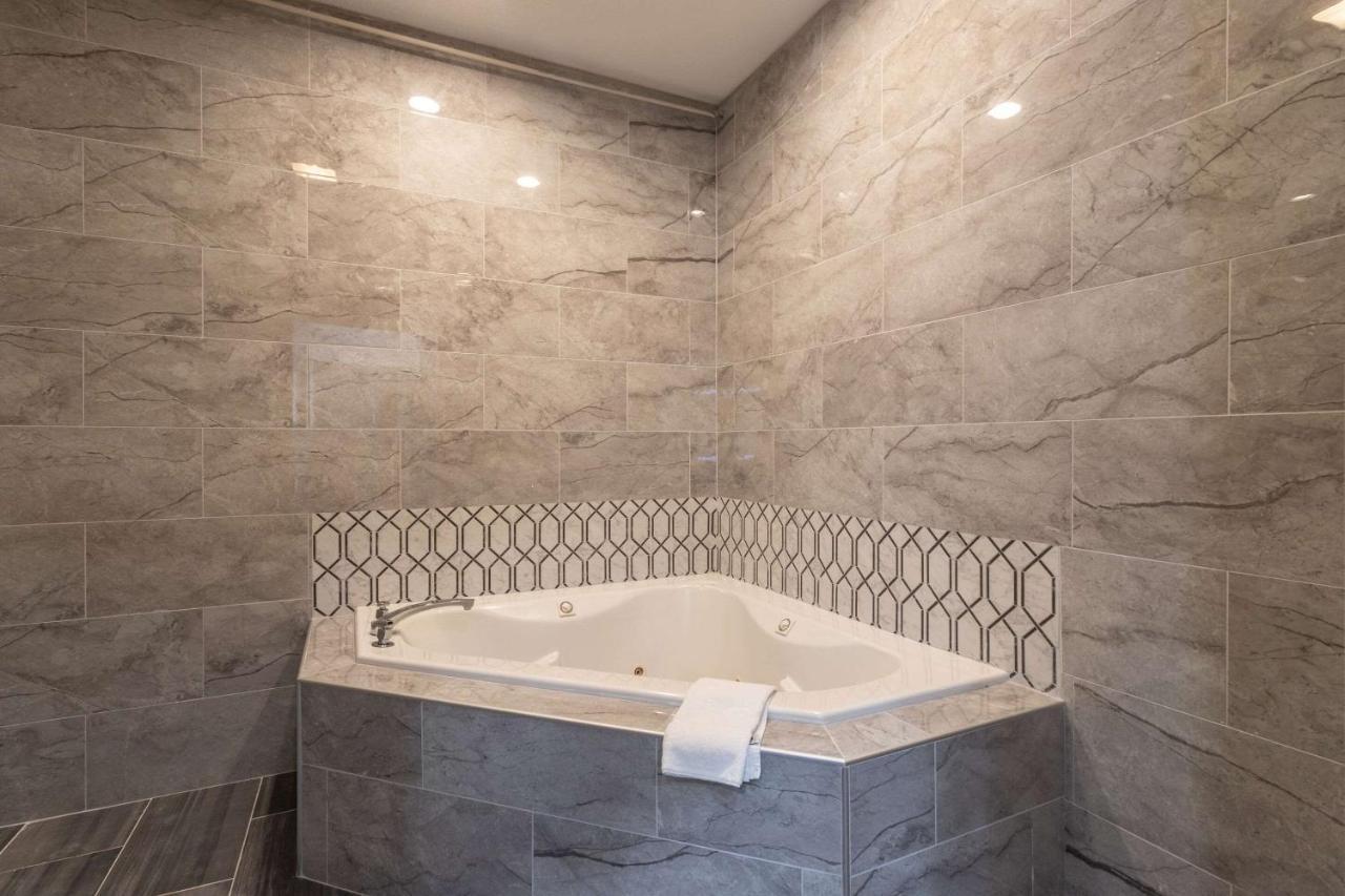Quality Inn & Suites Pearl-Jackson Bagian luar foto
