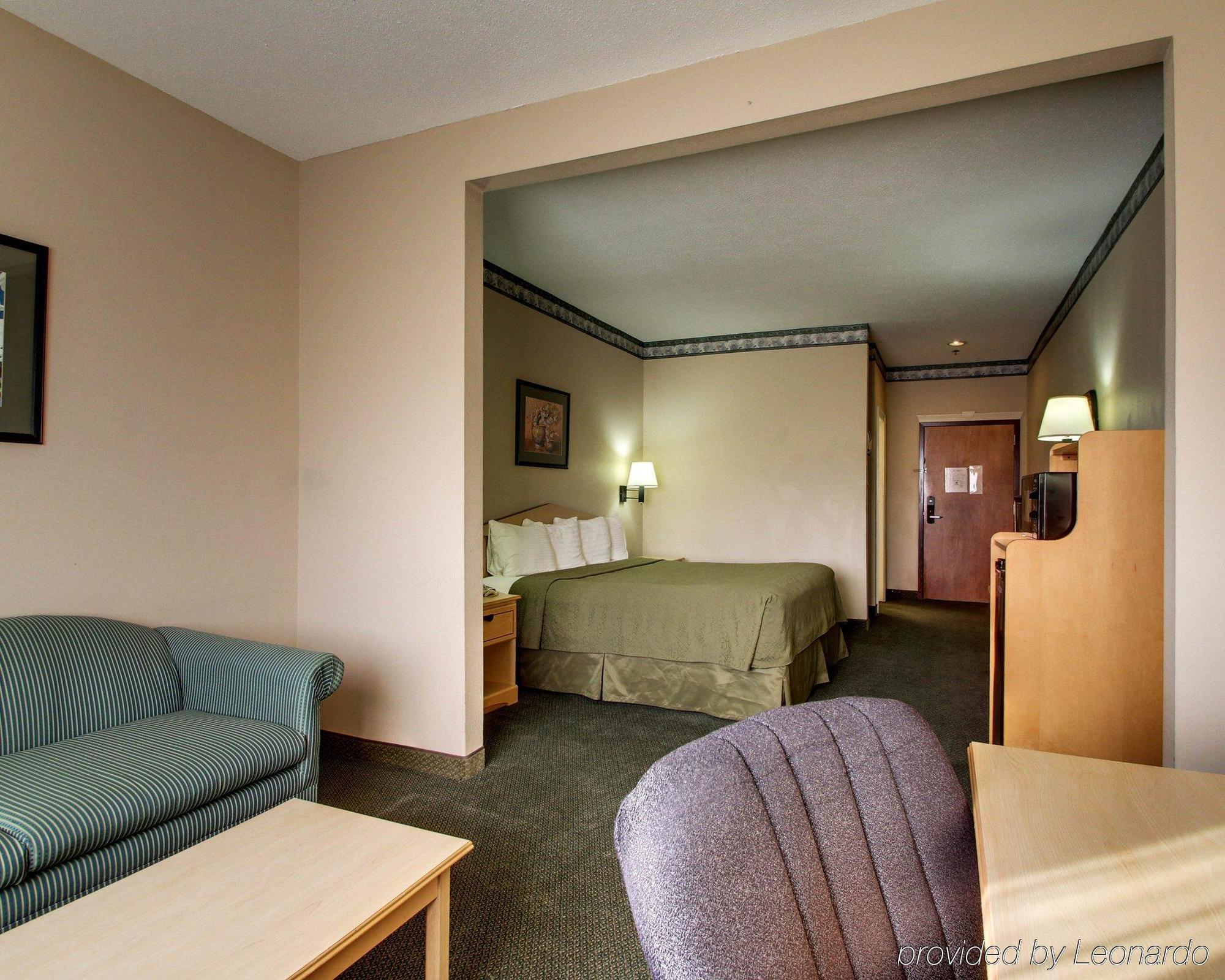 Quality Inn & Suites Pearl-Jackson Bagian luar foto